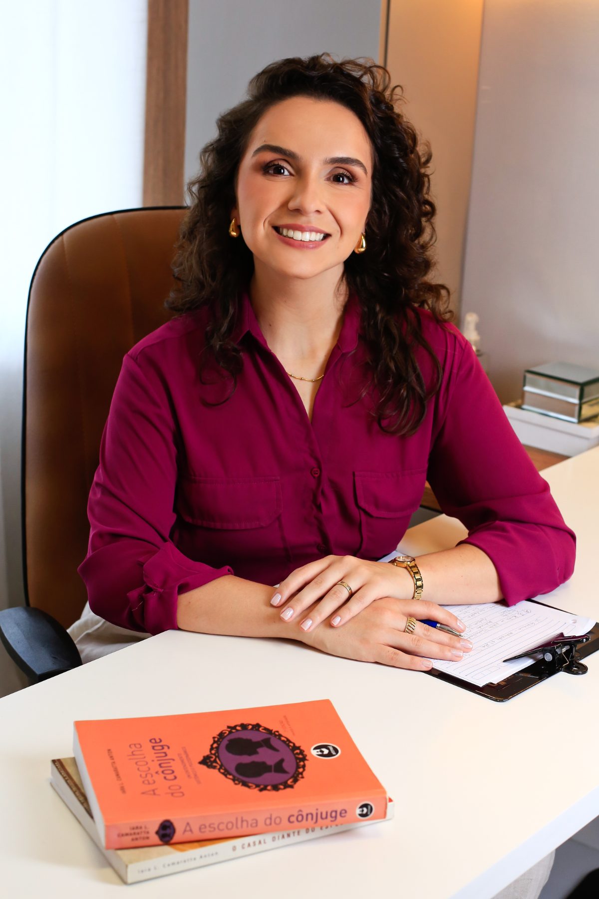Francieli Teixeira, psicóloga, sorrindo em ambiente acolhedor
